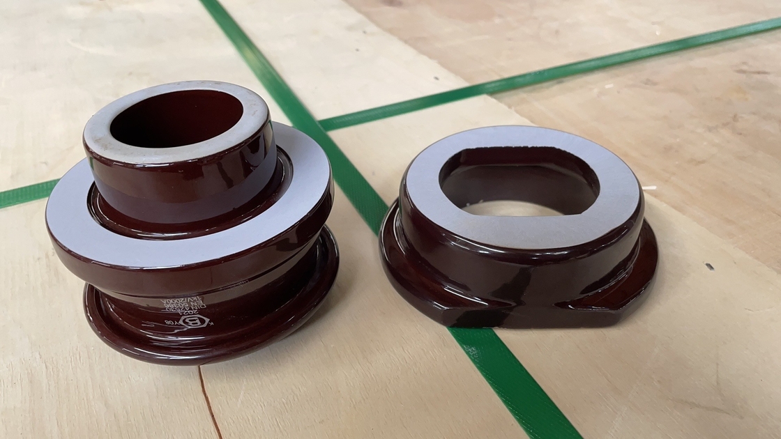 ブラウンは1kV 2000Aの変圧器の磁器のブッシュを艶をかけた