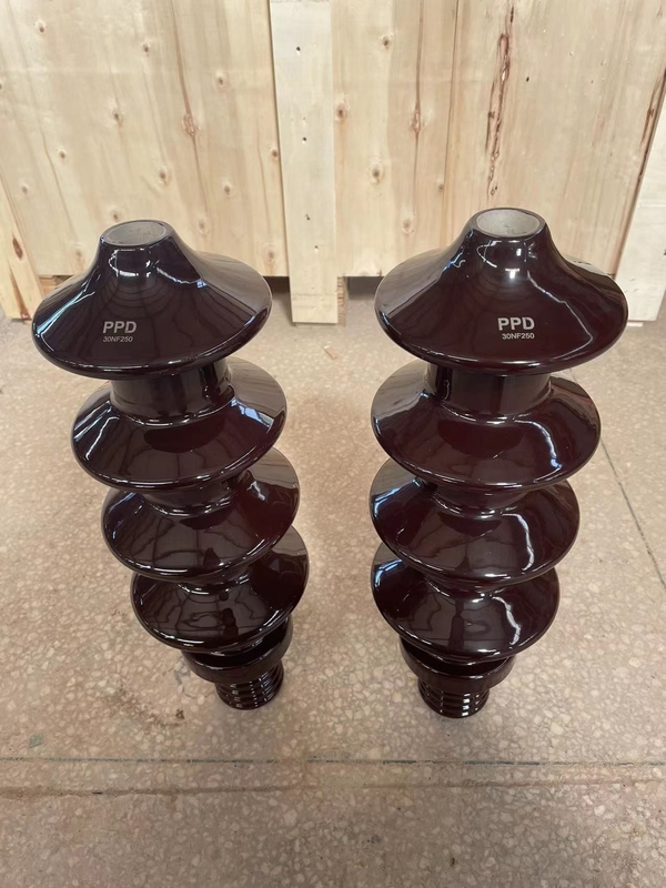 DINブラウンが付いている標準的な30kV 250Aの変圧器の磁器のブッシュは艶をかけた